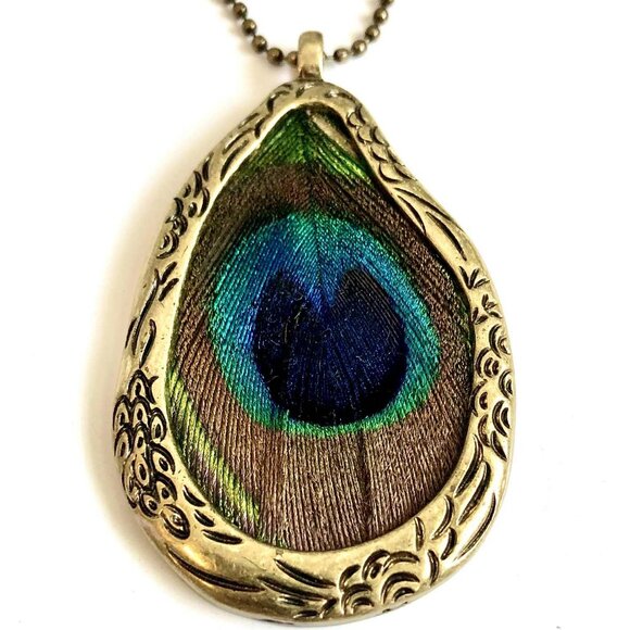 ALEXANDRA'S ACCENTS Y2K Boho Brass Framed Peacock Feather Pendant & 22"Chain - Picture 2 of 4